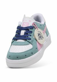 Kindersneaker von Puma mit blauen Schnürsenkeln, türkisfarbenen und pinkfarbenen Wildlederpaneelen, Sternmustern und einem runden Anhänger mit Cartoonfiguren.
