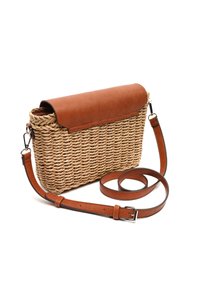 Borsa a tracolla in paglia intrecciata con patta e tracolla in pelle marrone; presenta un corpo testurizzato e accenti in pelle liscia.