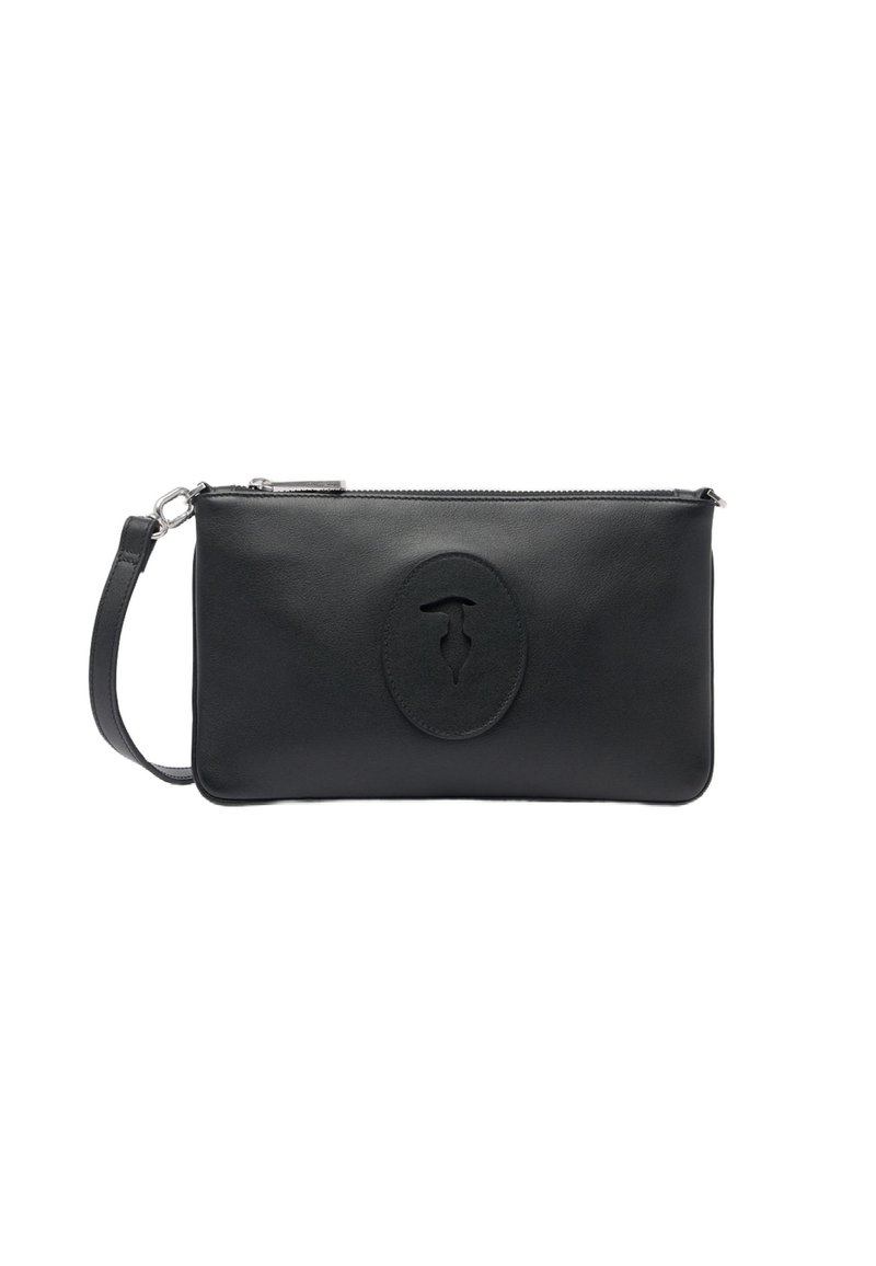 Clutch da polso in pelle nera con chiusura a zip e logo ovale in rilievo, dotata di una tracolla removibile con gancio in metallo.