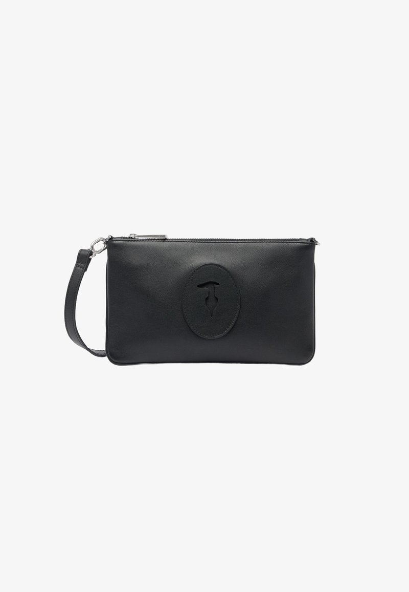 Clutch da polso in pelle nera con chiusura a zip e logo ovale in rilievo, dotata di una tracolla removibile con gancio in metallo.
