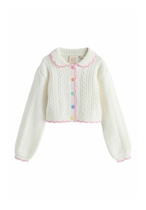 Weißer, gestrickter, kurzer Cardigan mit Zopfmustern, rosa gezackten Kanten und mehrfarbigen Knöpfen vorne.