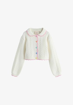 Biely pletený krátky sveter s vrkočovým vzorom, ružovými vlnitými okrajmi a farebnými gombíkmi vpredu.