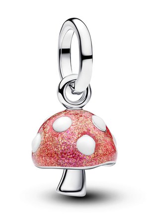 Ciondolo a forma di fungo in argento con cappello rosso scintillante e macchie bianche, attaccato a un anello lucido in argento con chiusura a cerchio.