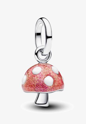 Ciondolo a forma di fungo in argento con cappello rosso scintillante e macchie bianche, attaccato a un anello lucido in argento con chiusura a cerchio.