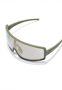 Olivovo zelené slnečné okuliare s obopínajúcim dizajnom, tónovanými šošovkami a detailom loga na boku. Ľahký materiál a aerodynamický tvar.