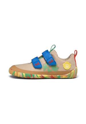 Beige Kindersneaker mit blauen Klettverschlüssen, grünem Pflanzenmuster, mehrfarbiger Sohle, gelbem Logo-Patch und rotem Fersenlasche.