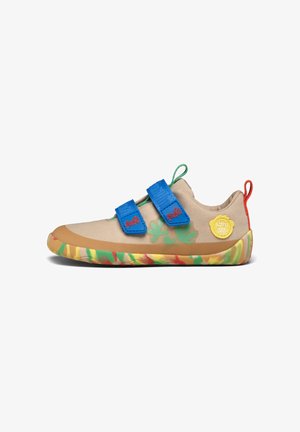 Basket beige pour enfants avec bandes velcro bleues, motif plante verte, semelle multicolore, patch logo jaune et languette rouge au talon.