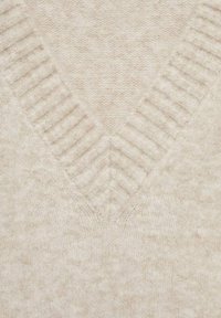 V-hals trui in lichtbeige, zachte textuur, geribbeld ontwerp langs de halslijn, met een subtiel breipatroon door het hele lichaam.