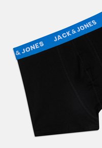 Svarta boxerkalsonger med ett blått elastiskt midjeband med "JACK & JONES" i vit text. Mjuk tyg med en slät yta.