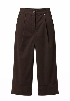 Pantaloni marrone scuro a gamba larga tagliati sopra la caviglia con pieghe, orli risvoltati, tasche laterali e chiusura con bottone e zip in vita.