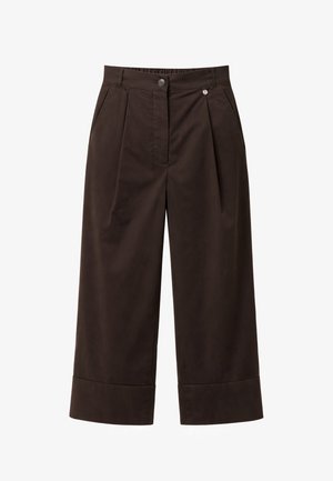 Pantalones cortos de pierna ancha de color marrón oscuro con pliegues, dobladillos remangados, bolsillos laterales y cierre de botón y cremallera en la cintura.