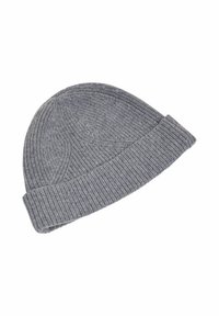 Cappello a beanie grigio lavorato a maglia con risvolto, caratterizzato da motivi a costine e a trecce, isolato su uno sfondo bianco.