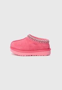 Rosa Wildlederschlupfschuhe mit einem strukturierten, kontrastierenden genähten Kragen und einer soliden rosa Gummisohle mit rutschfesten Rillen.