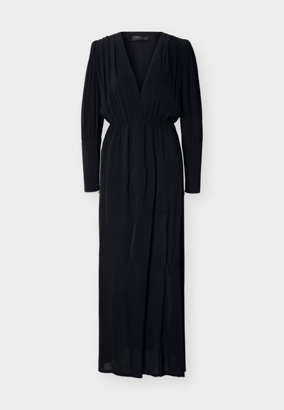 Μαύρο μακρύ φόρεμα με μακριά μανίκια, βαθύ V-λαιμόκοψη, σούρα στη μέση και ελαφρώς πιετέ μανίκια, σε λευκό φόντο.