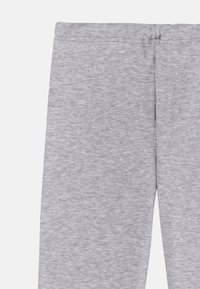 Grijze katoenen leggings met een gladde textuur, elastische tailleband en zonder zichtbare patronen of accenten. Rechte pijpdesign.