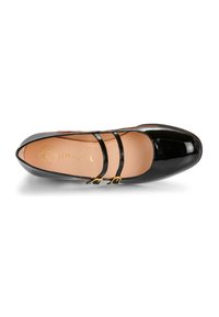 Zapato de charol negro con punta redondeada, doble correa con hebillas doradas y un acabado liso y brillante. Diseñado para ofrecer comodidad y soporte.