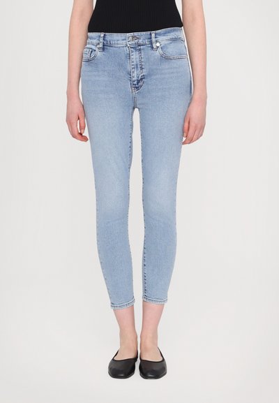 Jeans skinny blu chiaro con finitura sbiadita, cinque tasche e chiusura con bottone. Progettati per essere aderenti. Arrivano alla lunghezza della caviglia.