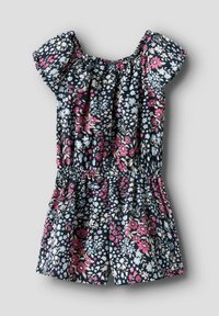 Mono de flores con mangas cortas abullonadas. Fondo marino que presenta flores en tonos rosa, azul y blanco. Cintura elástica con detalles de tejido recogido.