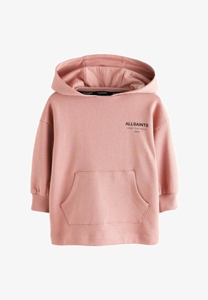 Rózsaszín kapucnis pulóver elöl logóval és hátoldali designnal. Mintás tornacipőkkel viselve, fekete és barna részletekkel.