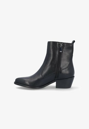Bota de tobillo de cuero negro con punta afilada, cremallera lateral y tacón bajo tipo bloque. Textura suave con un detalle mínimo.