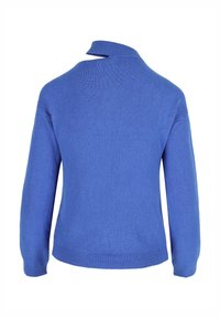 Pull bleu tricoté avec un col montant et des manches longues. Présente une texture lisse et des poignets côtelés. Vue de dos montrant un design simple.