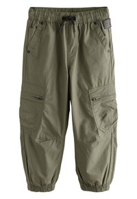 Pantalon cargo vert olive, fabriqué en tissu léger, avec une taille élastique à cordon de serrage, poches latérales et poignets élastiques.