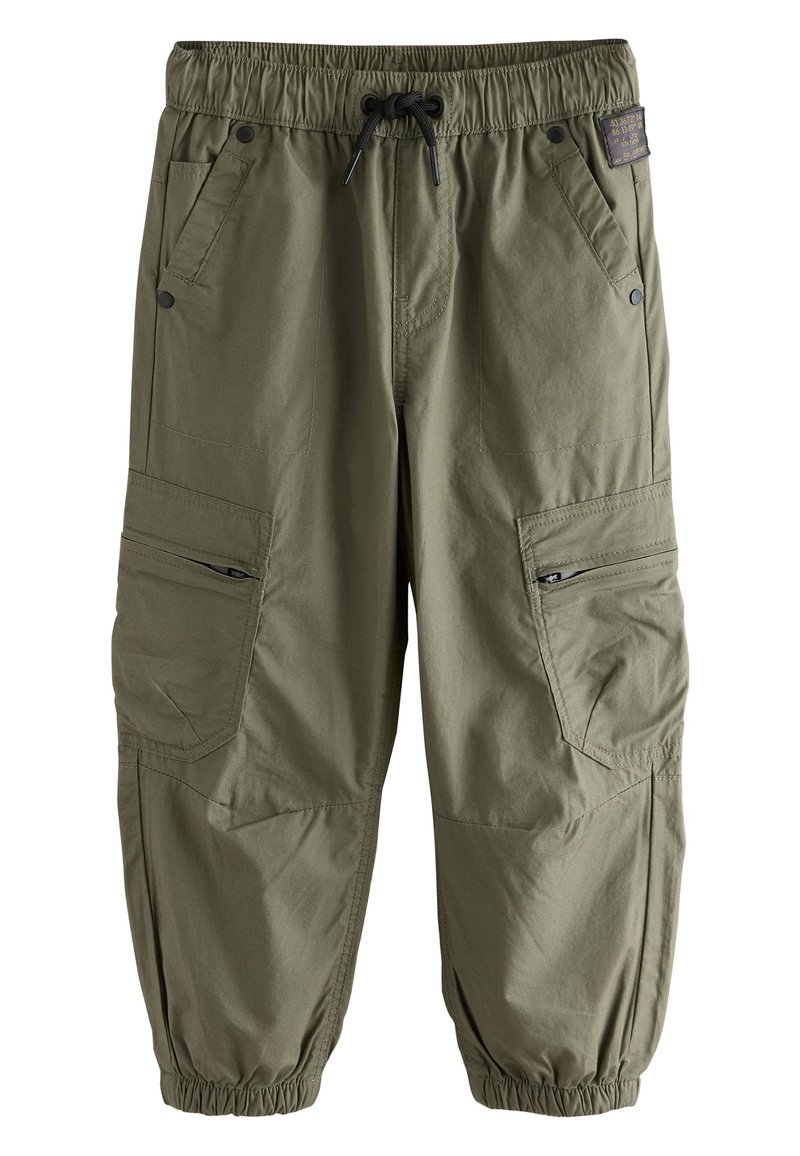 Pantalon cargo vert olive, fabriqué en tissu léger, avec une taille élastique à cordon de serrage, poches latérales et poignets élastiques.