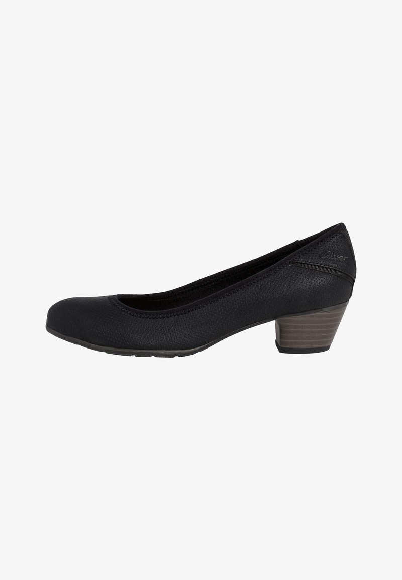 Ballerines noires en cuir avec un talon bas, bout rond, détails texturés et un talon empilé modeste, conçues pour le confort et la polyvalence.