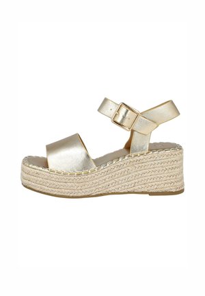 Sandalia de cuña de cuero dorado con correa al tobillo y hebilla, suela plataforma de yute trenzado, punta abierta, vista lateral.