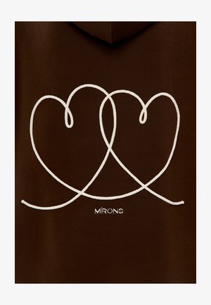 Brązowa bluza z kapturem z dużym białym, stylizowanym sercem z splecionymi liniami oraz tekstem „MIRONS” poniżej w prostym kroju pisma.