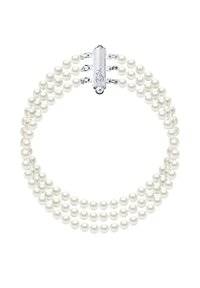 Bracelet en perles à trois brins avec un fermoir en argent, présentant de rondes perles blanches disposées soigneusement avec une fermeture en métal texturé.