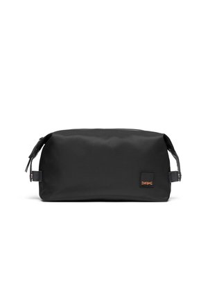Trousse de toilette rectangulaire noire avec poignées latérales, fermeture éclair et petit écusson logo orange à l’avant, isolée sur fond blanc.