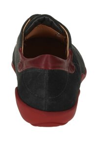 Schwarzer Wildlederschuh zum Hineinschlüpfen mit roter Gummisohle. Verfügt über eine abgerundete Zehenform, gepolsterten Kragen und glatte Innenauskleidung. Keine sichtbaren Beschläge.