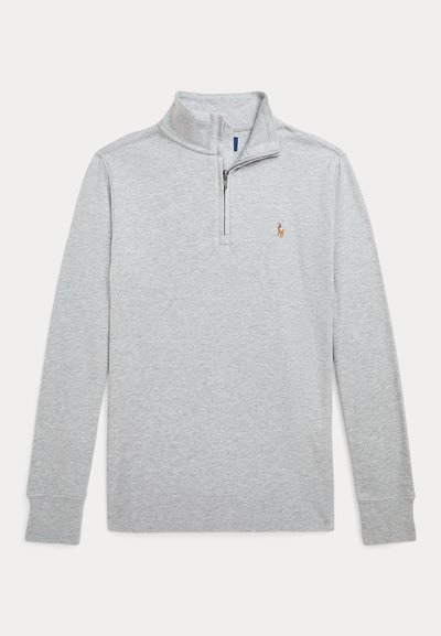 Sweatshirt cinza com gola de fecho de quarto, mangas longas e um pequeno logótipo bordado no peito. Tecido suave, design casual.