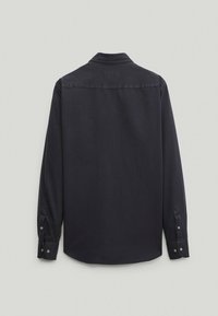 Camicia a maniche lunghe di un blu navy scuro fatta di un tessuto liscio; presenta un colletto classico, polsini con bottone e un orlo dritto senza loghi visibili.
