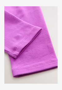 Neselectat, bright purple