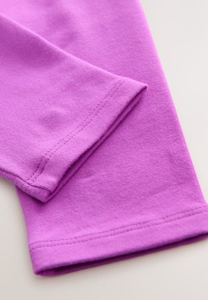 Manchon en coton violet à la texture douce. Présente un ourlet cousu et une finition lisse, mettant en valeur la couleur uniforme et la cohérence du matériau.