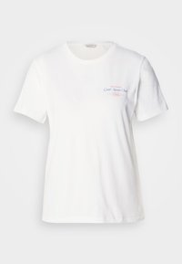 T-shirt in cotone bianco con maniche corte, scollo rotondo e stampa grafica rosa/blu con la scritta "Gant Sports Club 1949" sul petto.