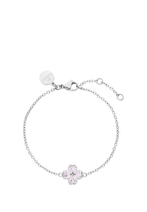 Zarter silberner Kettenarmband mit vier rosa herzförmigen Steinen, die eine Blume bilden, und einem runden Markenzeichen nahe dem Verschluss.