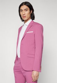 Isaac Dewhirst THE FASHION SUIT SET - Odijelo - deep rose