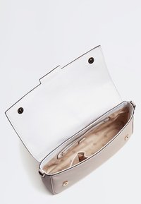Borsa in pelle grigia chiara con un'esterno testurizzato, fodera interna bianca e dettagli in oro. Presenta una tasca con zip e un scomparto aperto.