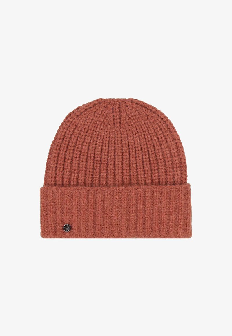 Beanie din tricot cu nervuri de culoare ruginie, cu o margine pliată și un mic etichetă metalică rotundă pe partea din stânga jos a marginii.