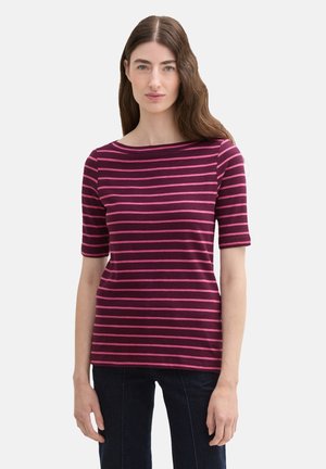 Chemise à manches courtes de couleur violette avec des rayures horizontales roses, dotée d'un large col bateau et d'une coupe ajustée. Tissu doux avec une texture lisse.