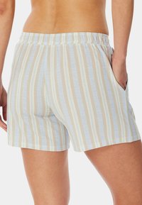 Randiga shorts i ljusa färger med avslappnad passform. Har en elastisk midja och sidofickor, tillverkade av mjukt tyg för bekvämlighet.