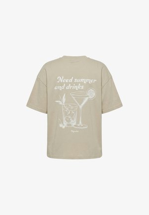 Beiges Kurzarmhemd mit weißem Text "Need summer and drinks" und Illustrationen von zwei Cocktailgläsern mit Garnituren auf der Rückseite.