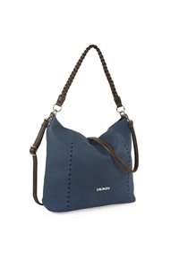 Bolso de tela azul marino con correa de hombro trenzada marrón. Presenta costuras decorativas a lo largo de la costura y un logo plateado en la parte frontal.