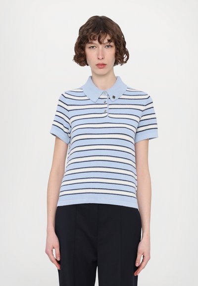 Cămașă polo albastru deschis cu dungi orizontale navy și albe, mâneci scurte, guler și placket cu trei nasturi. Pur și simplu ținută cu pantaloni negri.