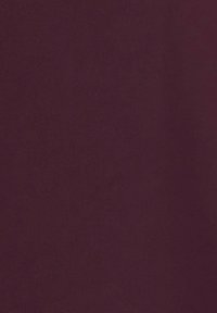 Donker bordeauxkleurige stof met een gladde textuur en een gelijkmatige oppervlakte. Geen patronen of accenten zichtbaar.