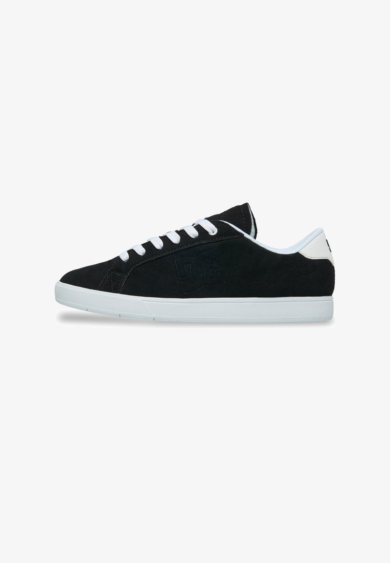 Baskets basses noires avec semelle blanche, lacets blancs et logo embossé sur le côté, vues de l'extérieur.