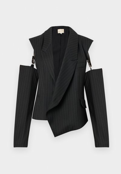 Černý blazer s pínkovým vzorem a asymetrickým designem, s otevřenými rukávy na ramenou. Vyrobeno z texturované tkaniny s dobře padnoucím střihem a klopovým límcem.